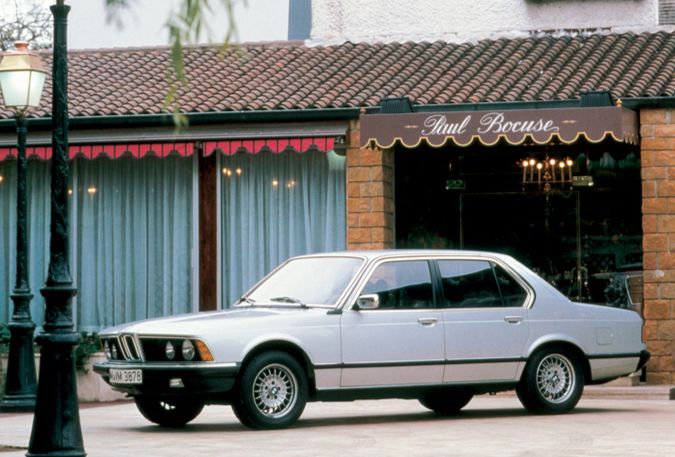 BMW 7系42年六代演变：从E23到未来，创新引领豪华车市场新篇章